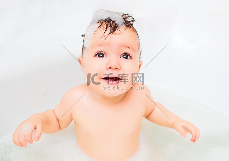 孩子在浴室里洗澡