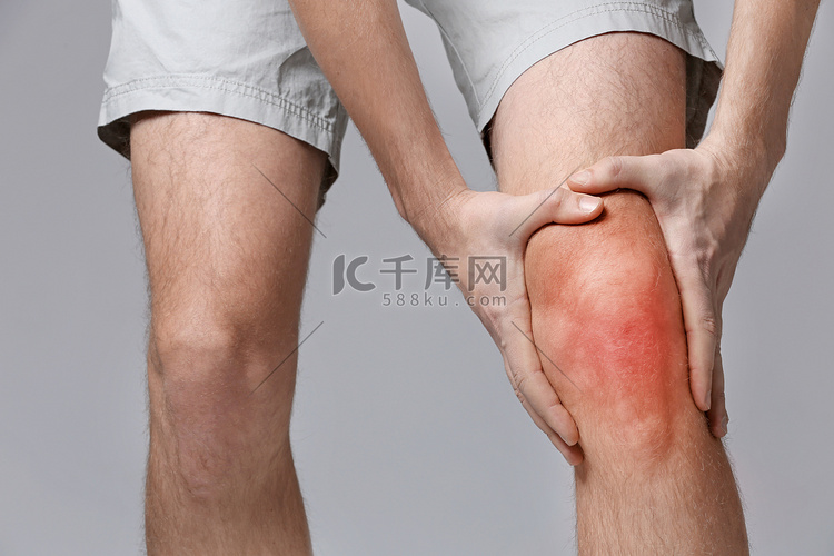 年轻人患有膝关节疼痛  