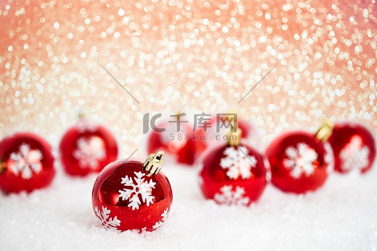 灯光背景下的雪地圣诞树装饰品