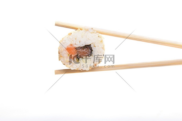 日本寿司卷与木筷子孤立