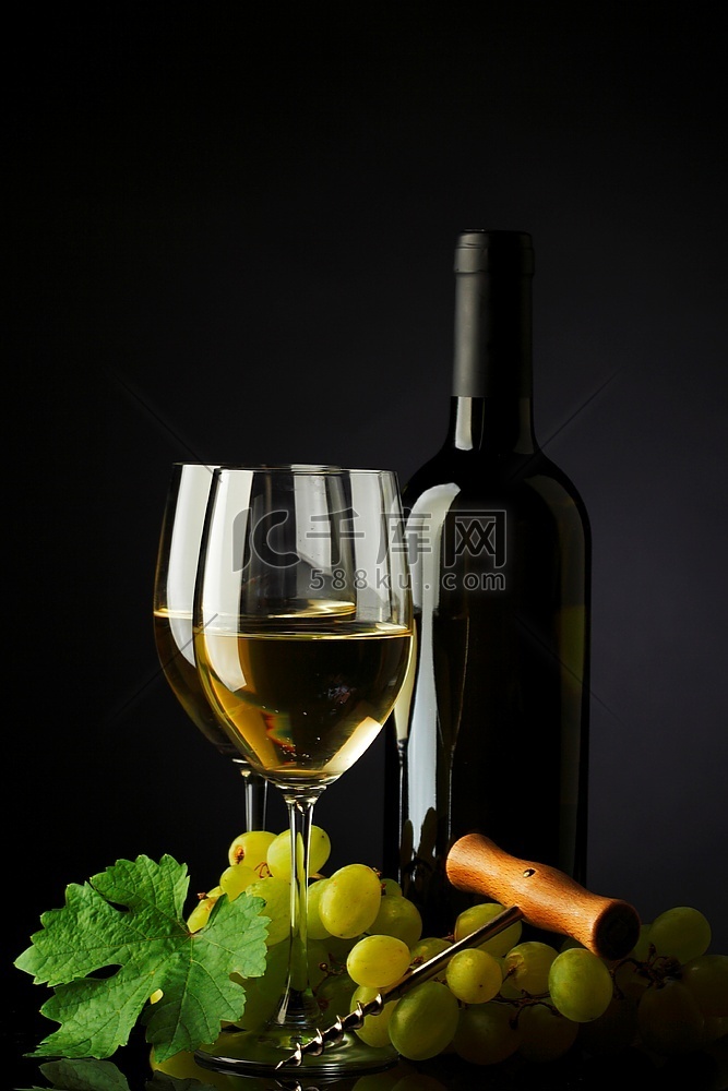 一瓶白葡萄酒和玻璃和葡萄