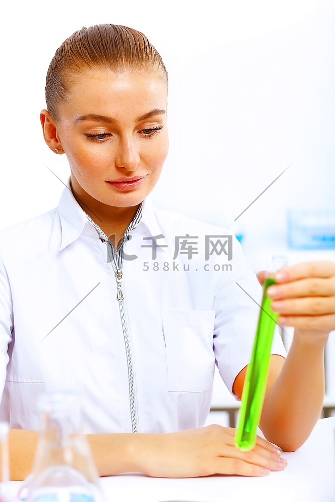 年轻的女科学家在实验室里研究液