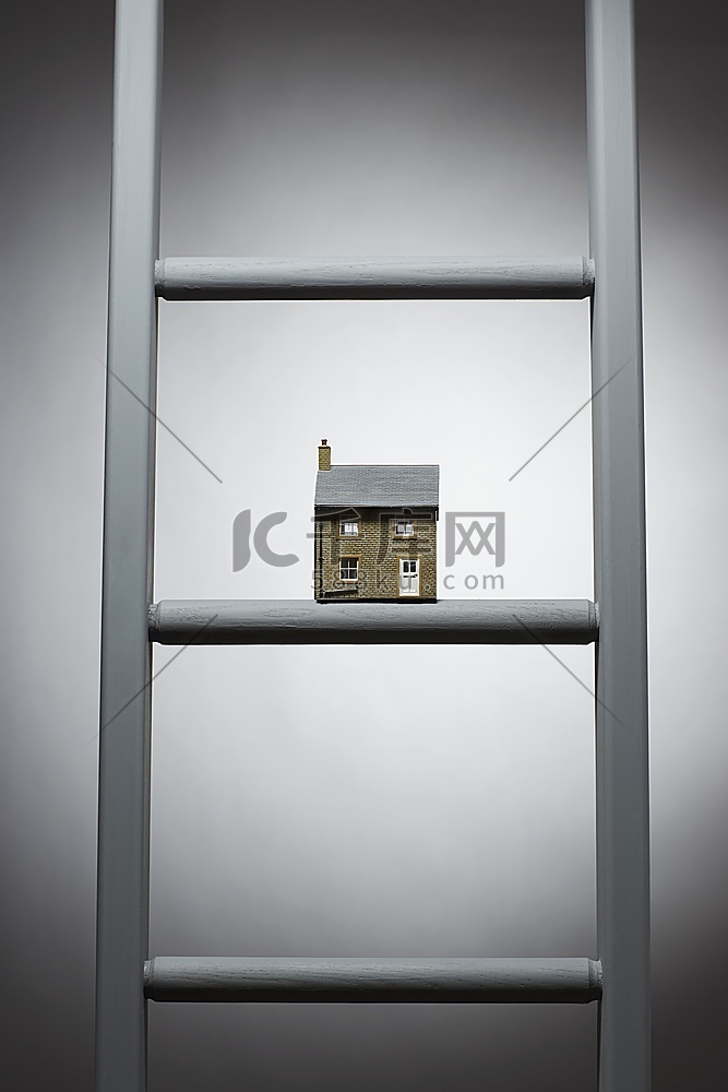 梯子上的小房子模型