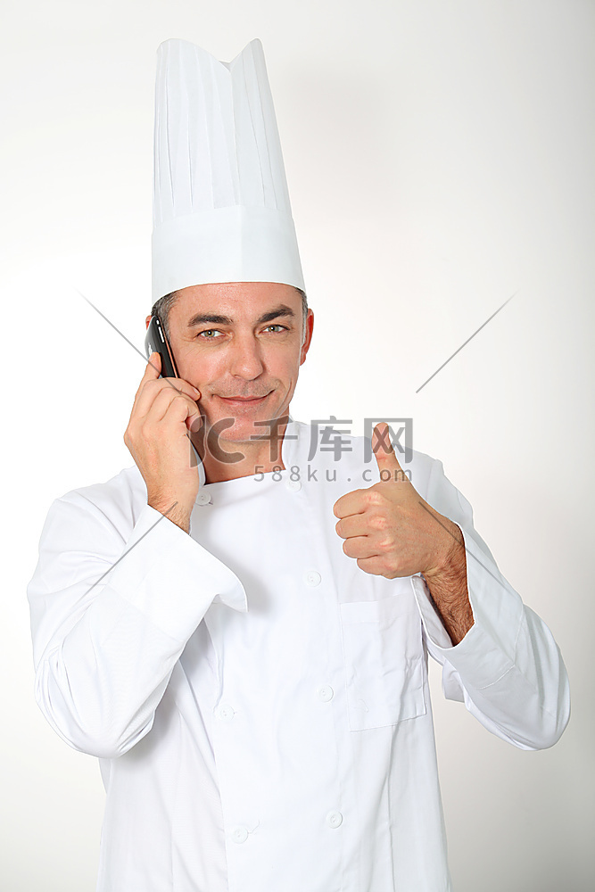 厨师在电话中的特写