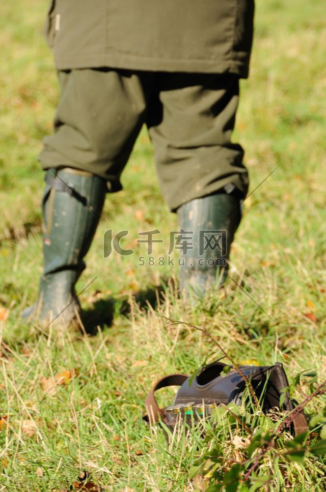 男子打开弹包开枪射击