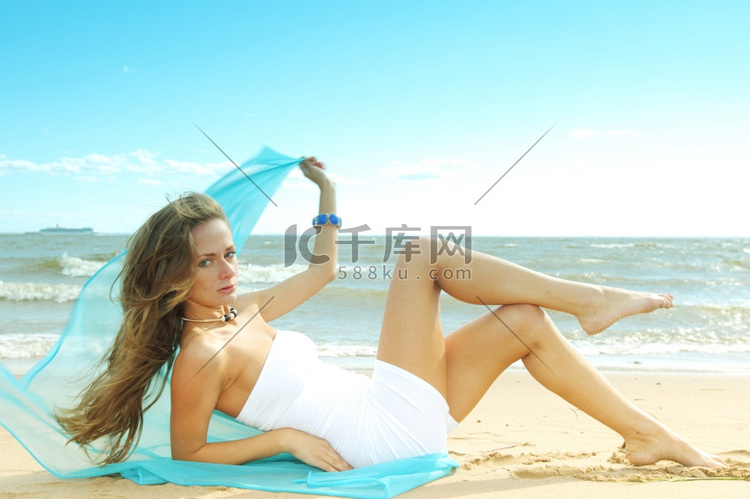 背景中躺在沙海上的女人