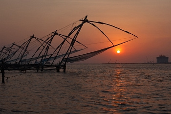 日落时的高知中国渔网。科钦堡，