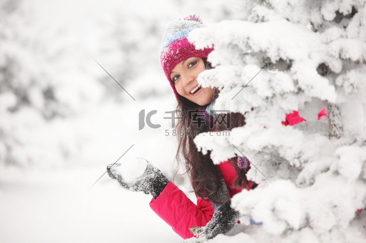 冬日女子在雪地上打雪球