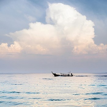 晴天多云海景