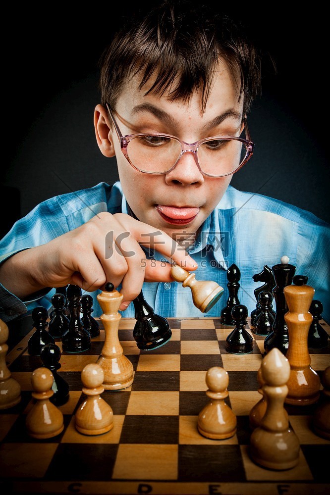 神童下棋。书呆子。