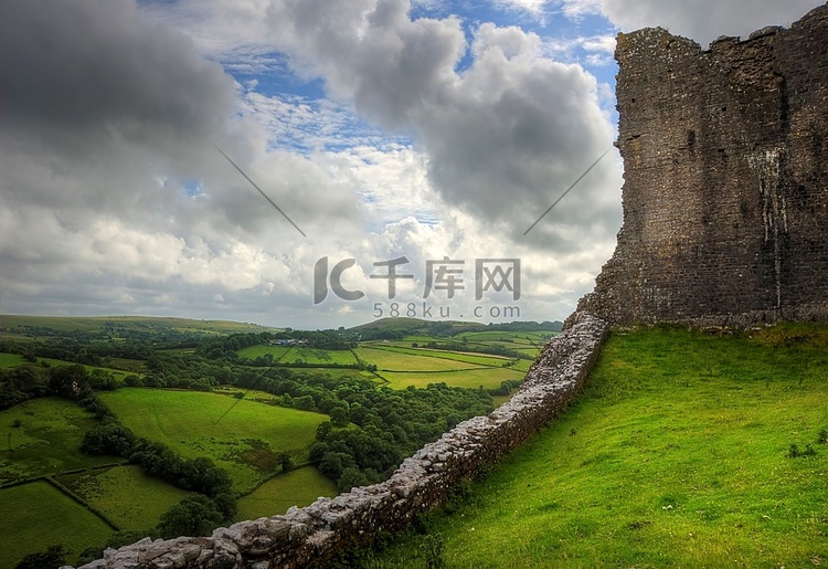 中世纪城堡废墟在忧郁的天空背景