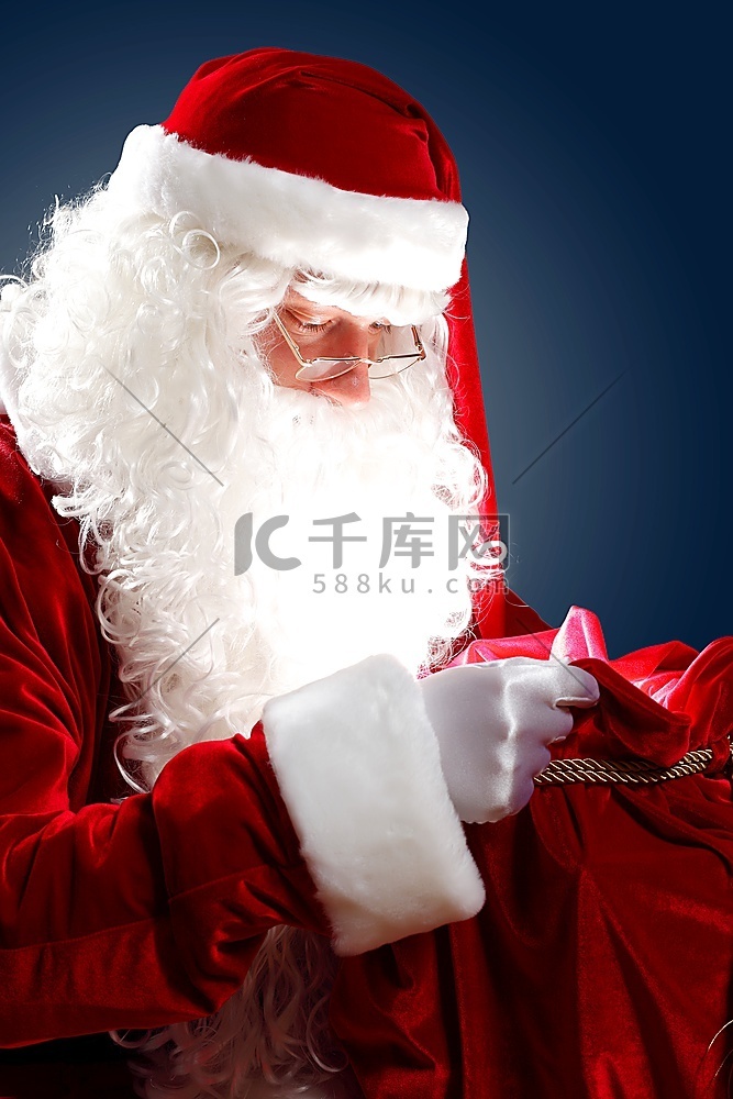圣诞老人带着他的魔法礼物，红色