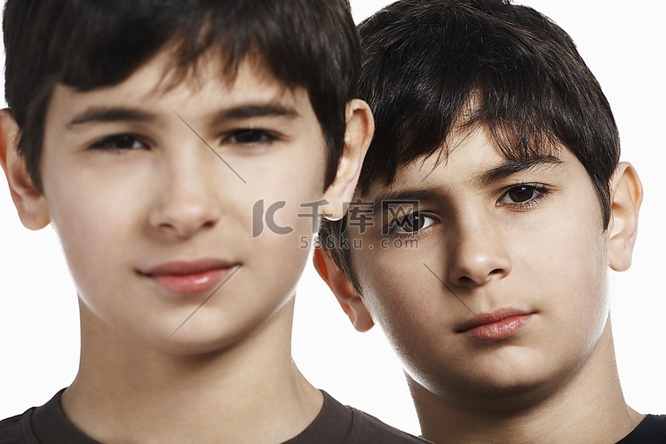 双胞胎男孩(13-15岁)，特写，肖像
