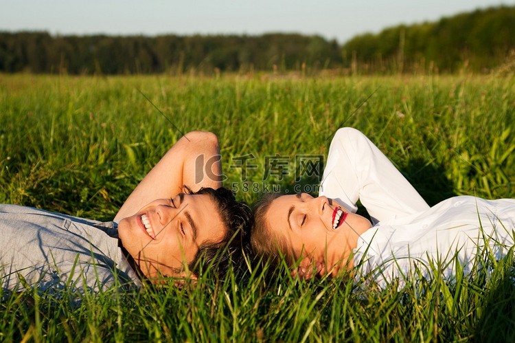 夏天，一对年轻的夫妇一起躺在绿