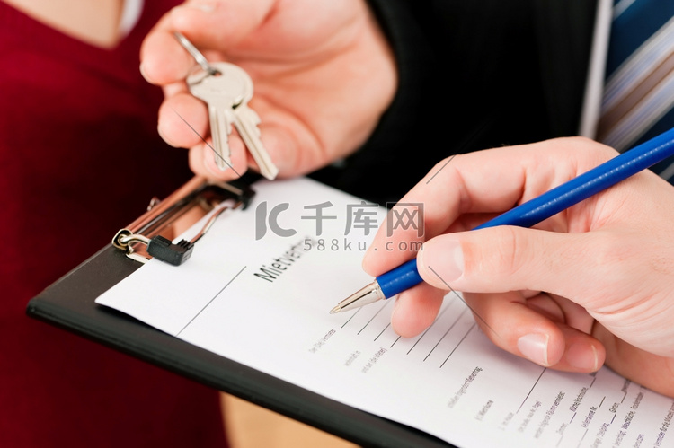租赁公寓-签署租户协议；表格上