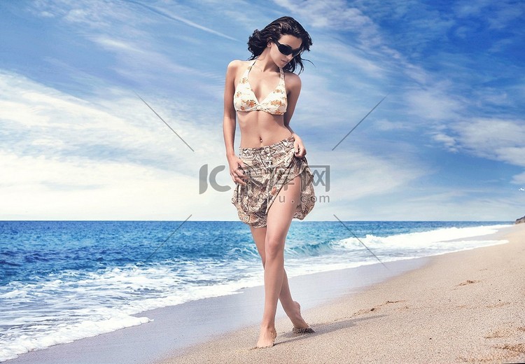 热带海滩上的美女
