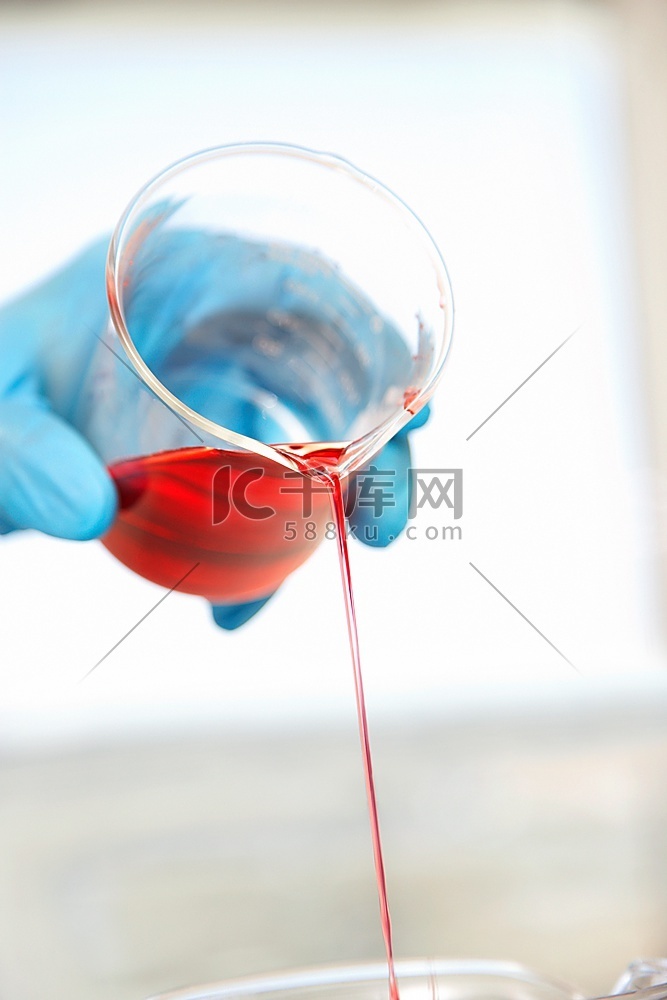 实验室技术人员倒红色液体