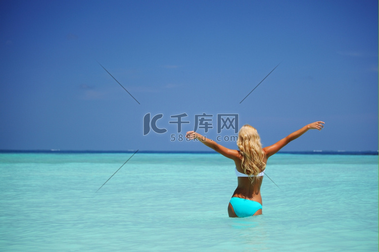 一名女子在海水中玩耍