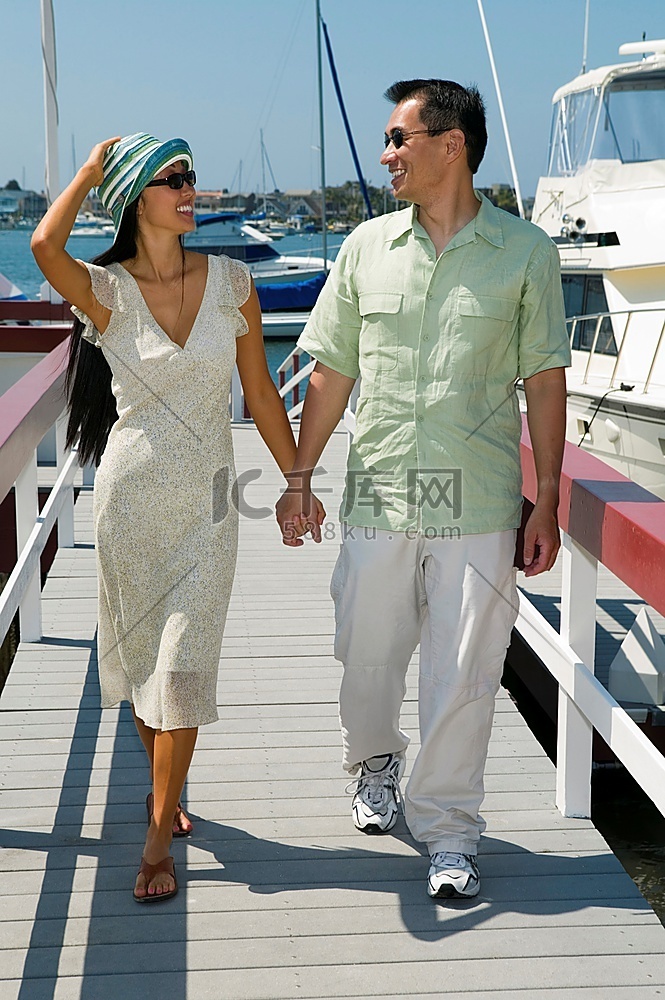 幸福的情侣走在码头上