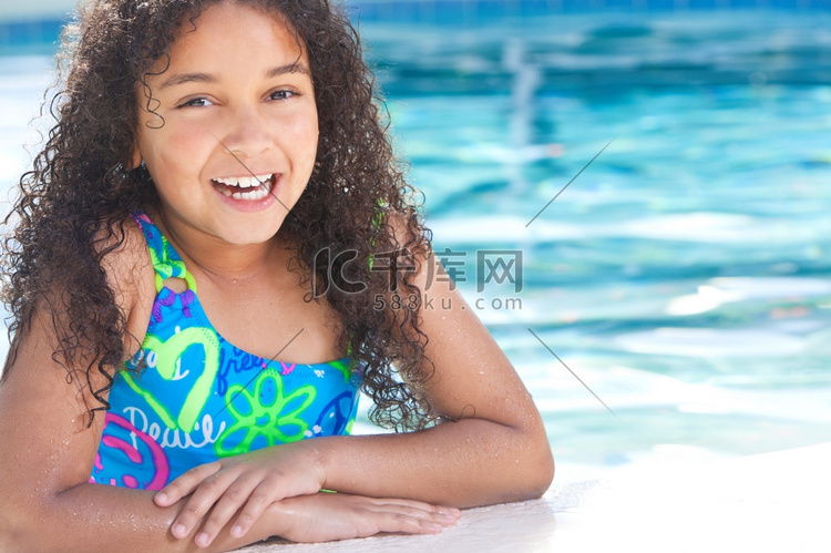 游泳池里的非裔美国人混血女孩