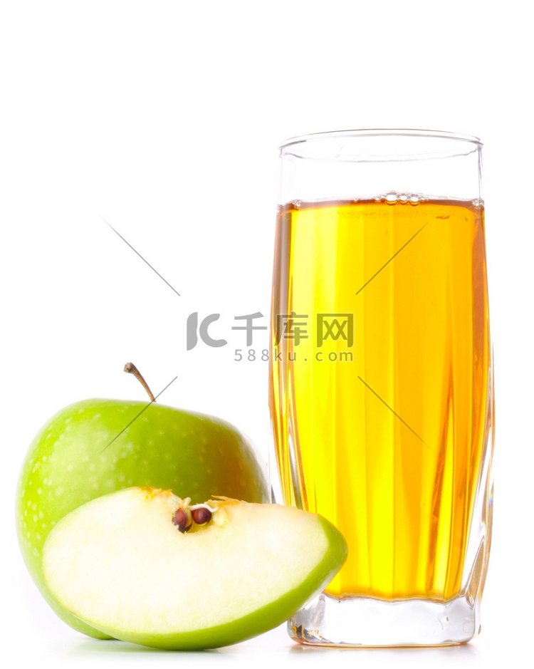 一杯苹果汁和白苹果上的青苹果