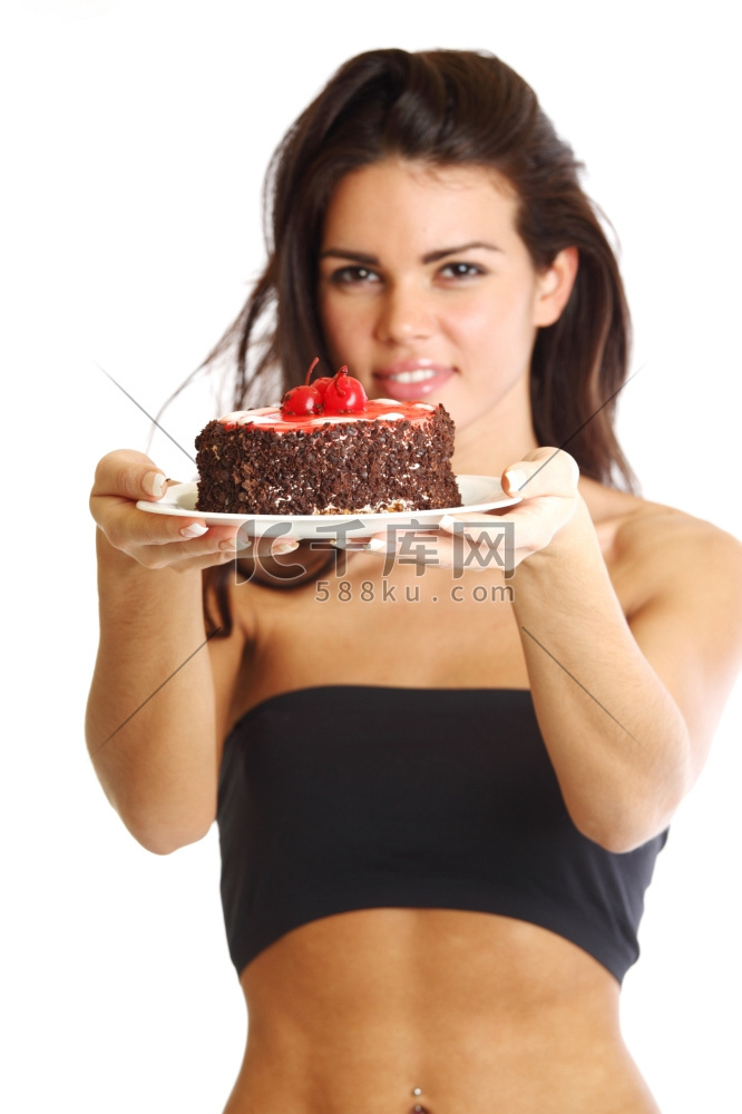 女人手里拿着蛋糕，孤立在白色上