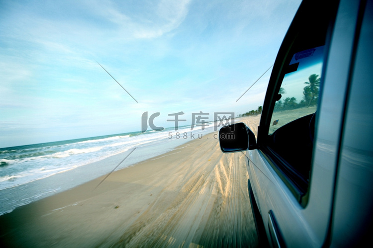 海滩驱动器上allroad汽车