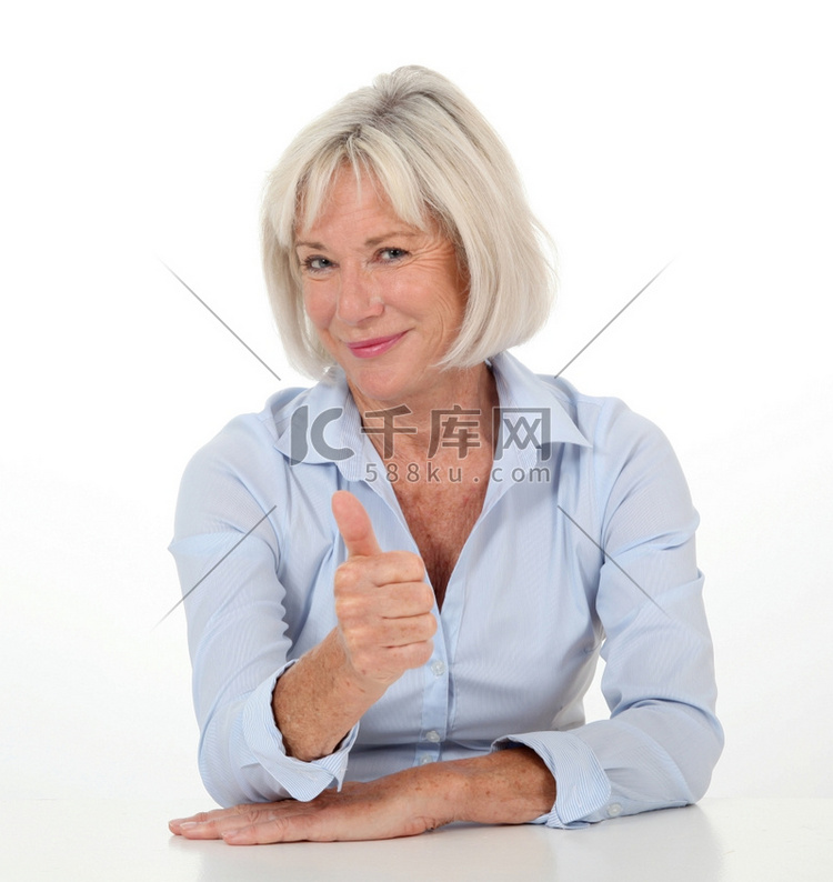 高龄女性竖起大拇指的肖像