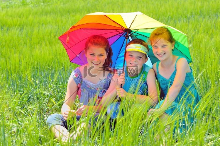 孩子们在操场上打伞