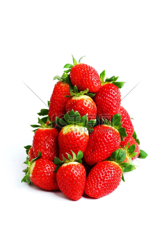 白色背景上隔离的草莓堆