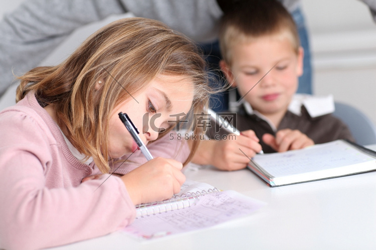 孩子们在学校做作业