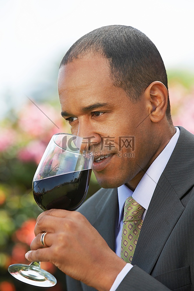一个男人在享受一杯葡萄酒