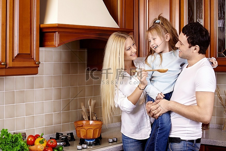 幸福的年轻家庭在厨房准备