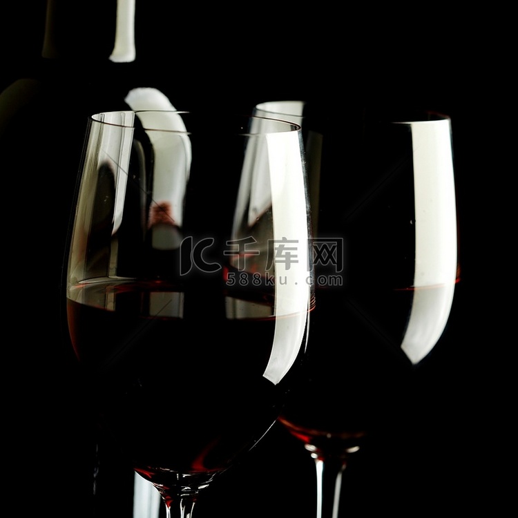 红酒玻璃剪影黑色背景