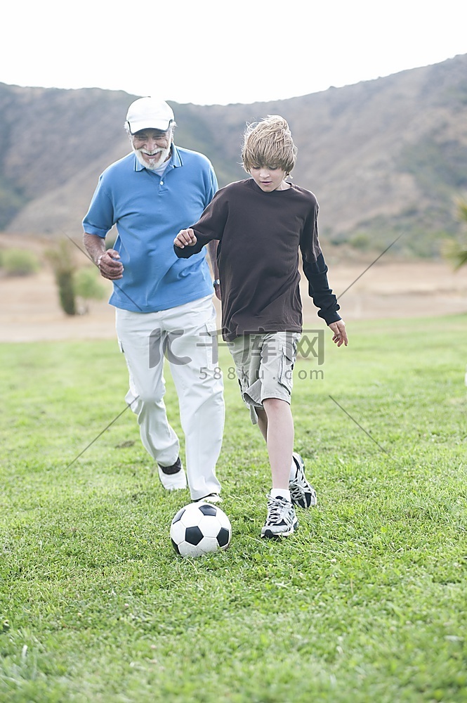 爷爷和孙子踢足球