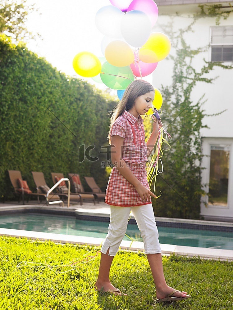 女孩(10-12岁)带着气球在