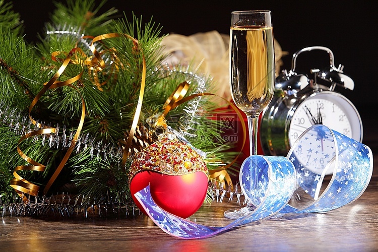 一杯香槟和圣诞装饰在tavle