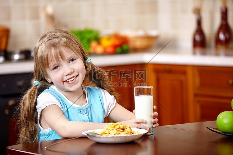 小女孩在厨房吃早餐