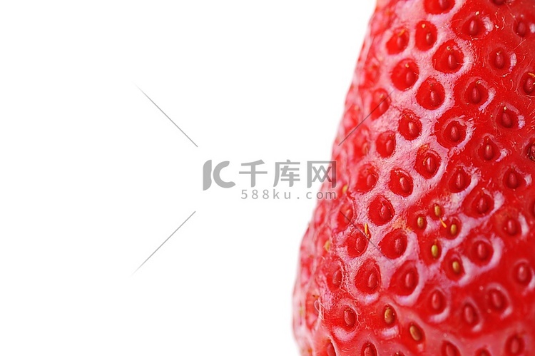 特写镜头新鲜可口的草莓孤立在白
