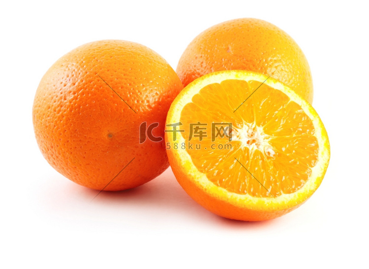 三个橙子孤立在白色
