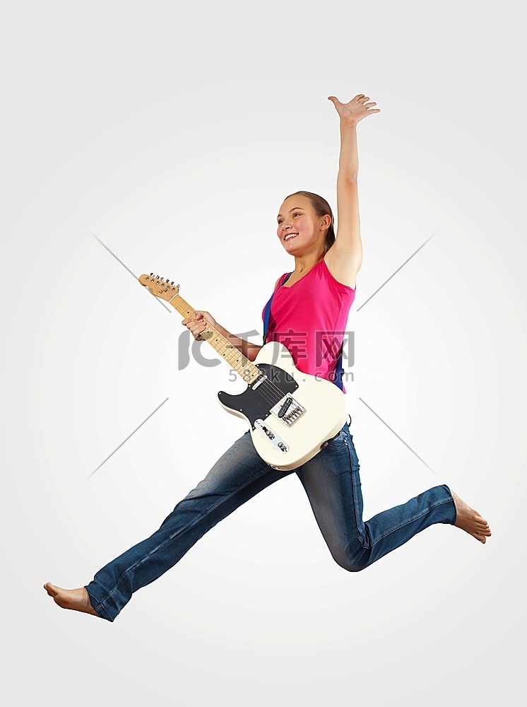 一名年轻女子弹着电吉他跳着