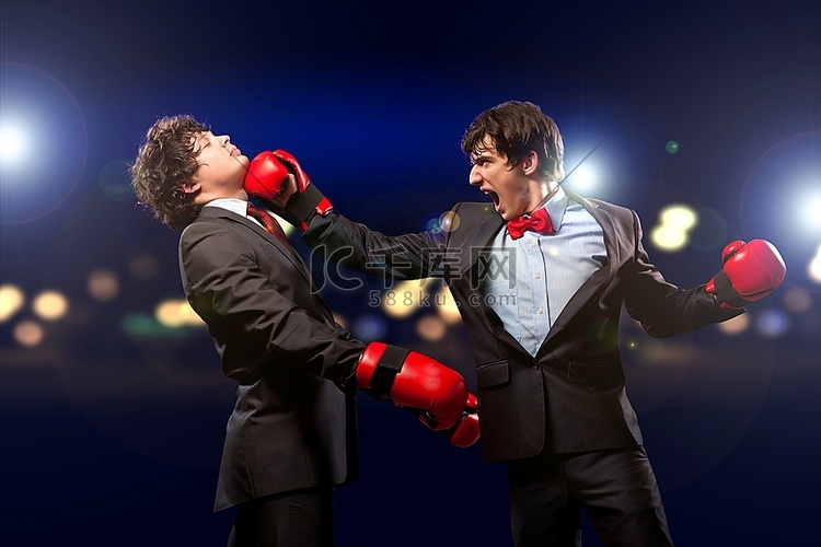 两个年轻的商人在拳击