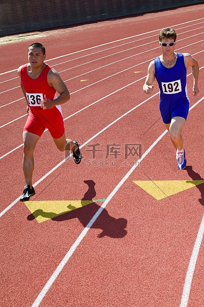 男子短跑运动员在跑道上奔跑