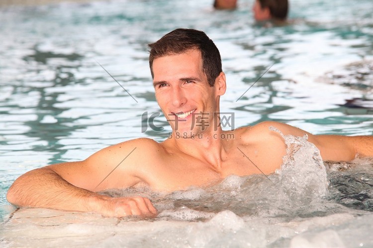 男人在水疗中心的按摩浴缸里洗澡
