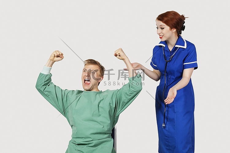 年轻男性患者与女护士在灰色背景
