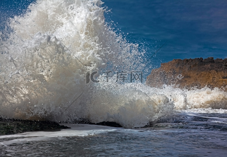 涨潮时的大浪，拍打着海岸(图)