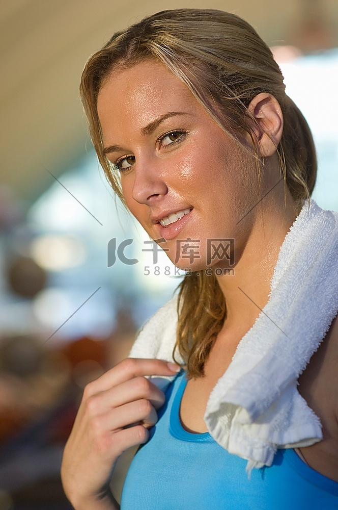 年轻女子在运动后拿着毛巾