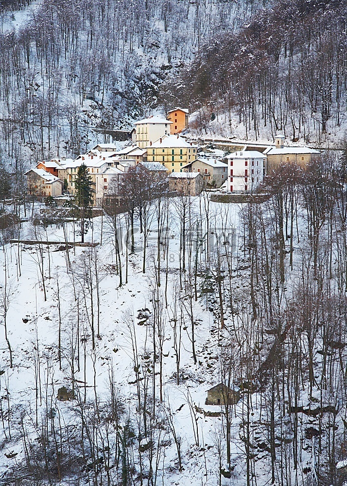 冬天的小山村。垂直框架。意大利