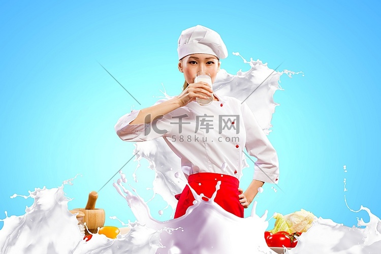 亚洲女厨师在喝牛奶的颜色背景下