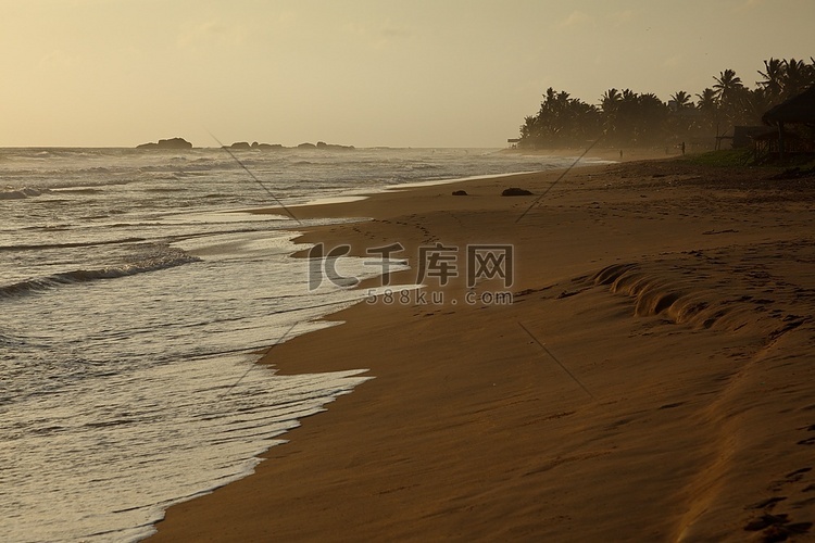 热带日落在海上。斯里兰卡